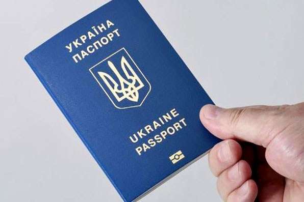 Чоловіки віком 18-60 років не зможуть отримати паспорти за кордоном – постанова уряду