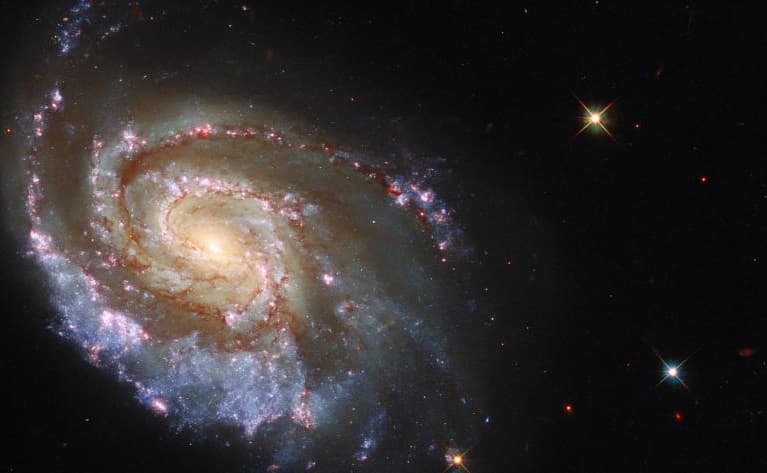 На цьому знімку, зробленому космічним телескопом "Хаббл" NASA/ESA, зображена галактика NGC 6984, елегантне спіральне утворення в сузір'ї Інд