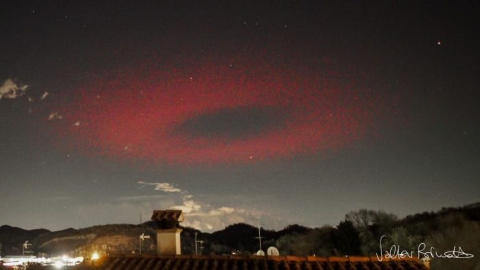 27 березня в нічному небі над Італією ненадовго з’явився ореол червоного світла. (Автор зображення: Вальтер Бінотто)
