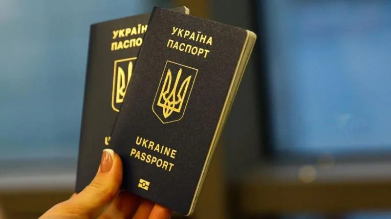 Українцям роз’яснили, хто із чоловіків зможе за кордоном отримати паспорти
