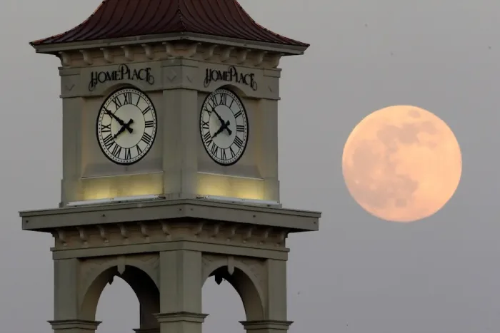 Годинник і Місяць